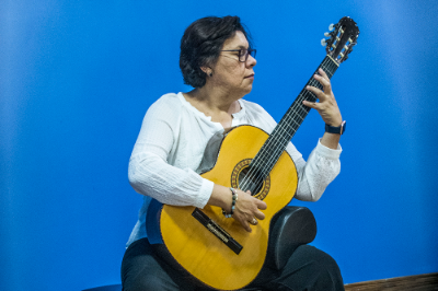 Guitarrista costarricense, de vasta trayectoria, Nuria Zúñiga.