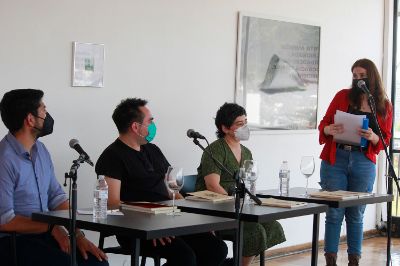 El libro "Resistencias" fue presentado por el sociólogo y académico U. de Chile, Tomás Peters y la editora de El Rayo verde Editorial, Alejandra Saldivia.