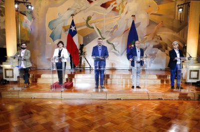 Cinco de siete candidatos participaron del debate en la U. de Chile: Gabriel Boric, Marco Enríquez-Ominami, Sebastián Sichel, Eduardo Artés y la candidata Yasna Provoste