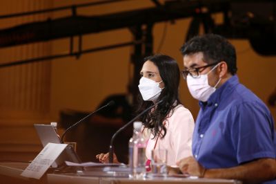 La periodista Jennifer Abate y el periodista Rodrigo Vergara estuvieron a cargo del tercer bloque dedicado a ciencia, innovación, investigación y sustentabilidad.
