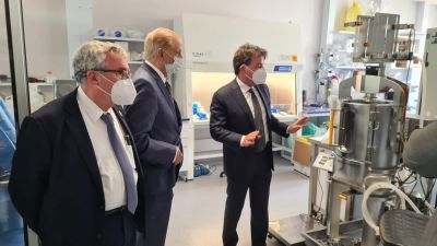 Una delegación de la Universidad de Chile, liderada por el Rector Ennio Vivaldi, visitó la planta productora de vacunas de ReiThera en Italia el pasado mes de septiembre.