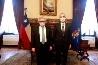 El Rector de la Universidad de Chile, Ennio Vivaldi, se reunió en un encuentro protocolar con el embajador de Brasil en nuestro país, Paulo Pacheco.