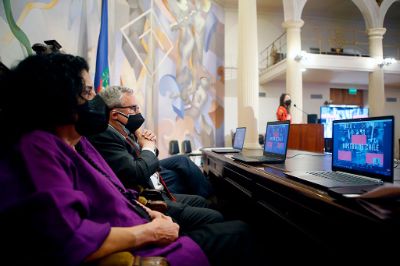La Ceremonia de Reconocimiento a la Extensión y las Comunicaciones se realizó de manera híbrida en el Salón de Honor de la Casa Central de la U. de Chile.