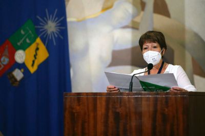 Guadalupe Yáñez, funcionaria del Hospital Clínico de la U. de Chile, ofreció un discurso sobre los 40 años de su paso por nuestro plantel en representación de los homenajeados. 