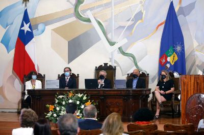 La Ceremonia Oficial de los 179 años de la U. de Chile fue encabezada por el Rector Ennio Vivaldi, y contó con la participación del ministro de Educación, Raúl Figueroa.