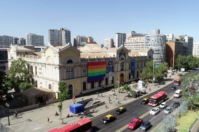 Este 23 de noviembre, el frontis de la Casa Central de la U. de Chile luce la bandera de la diversidad. 