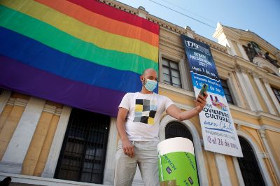 La Universidad se suma a la campaña de Fundación Iguales que desplegó por siete regiones del país izando la bandera de la diversidad sexual y género en espacios icónicos de cada ciudad.