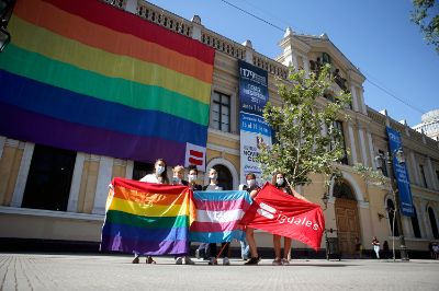 Familias homoparentales y lesbomaternales que han sido parte de la campaña por el matrimonio igualitario, llegaron hasta la Casa Central.