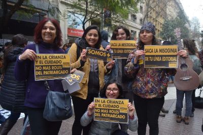 Integrantes de la Red chilena contra la violencia hacia las mujeres levantando carteles de su campaña ¡Cuidad! El machismo mata.