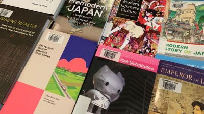 77 libros sobre cultura, política, filosofía e historia japonesa fueron donados por The Japan Science Society a la Biblioteca Central Eugenio Pereira Salas de la Facultad de Filosofía y Humanidades.