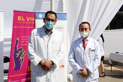 El Dr. Alejandro Afani, director del Centro de VIH del HCUCH, lideró esta mañana un operativo de testeo rápido de VIH en el frontis del Hospital. En la foto junto al Dr. Carlos Beltrán.