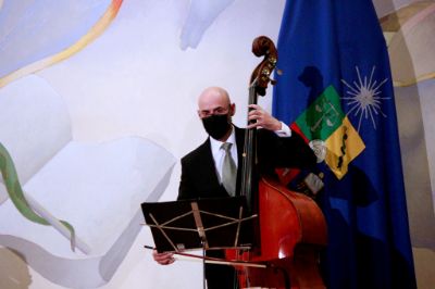 Cristián Errandonea es contrabajista y se ha desempeñado en la Orquesta Sinfónica desde el año 1990. 