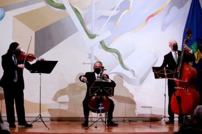 Cristián Errandonea (contrabajo), Elías Allende (violín) y Nelson Campos (cello), interpretaron los temas Rondó, Moldava, Sixty Four y Danza Húngara en la Ceremonia Alumni.