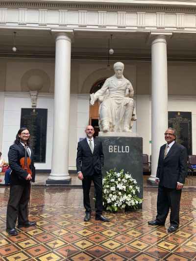 Los tres Alumni músicos de la Universidad de Chile junto a la estatua de Andrés Bello en la Casa Central. 