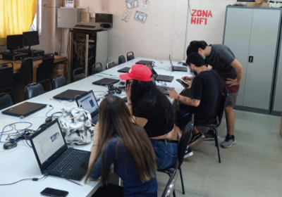 En el Liceo Malaquías Concha los y las estudiantes se reunieron en el laboratorio de computación.