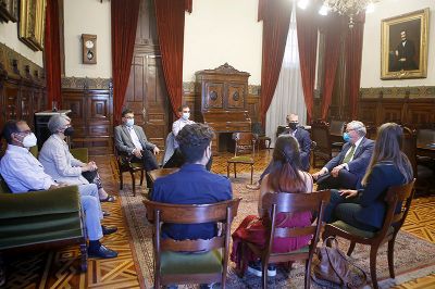 La visita comenzó en Casa Central, donde la Universidad entregó detalles del proyecto del Centro Productor de Vacunas a la delegación.