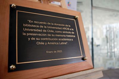 Esta donación, versa la placa conmemorativa, es "símbolo de la preservación de su memoria histórica y de su contribución académica a Chile y América Latina".