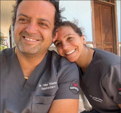 El odontólogo U. de Chile, Felipe Viterbo, y su pareja y también odontóloga, Lorena Álamos, comenzaron con "Odontoruteros".