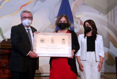 El rector Ennio Vivaldi y la directora de Igualdad de Género Carmen Andrade, reciben el reconocimiento del PNUD por la certificación del Sello Genera Igualdad.