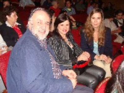 Marco Antonio de la Parra, autor de la obra "La Casa de Dios", junto a su esposa Teresina Bueno y Carla Meier Directora Ejecutiva VEX.