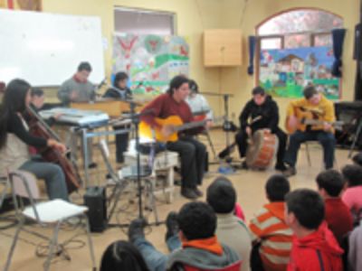 La actividad contó con la participación del grupo musical Vitral, compuesto por jóvenes músicos con síndrome de down.