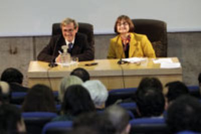 La Prorrectora Rosa Devés moderó el espacio de preguntas, ampliamente aprovechado por los asistentes al encuentro.