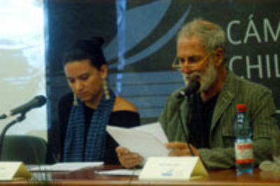 El actor Héctor Noguera, junto a Leonor Lopehandía realizó una lectura dramatizada de "Yourcenar sin máscara" de las autoras Élyane Dezon-Jones y Michéle Sarde.