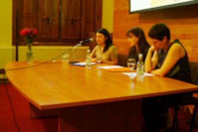 Comentaron Natalie Guerra Araya, licenciada en Historia por la U.de Chile, junto con Alejandra Araya, Directora del Archivo Central Andrés Bello y Carla Arcos, especialista en estudios de género.