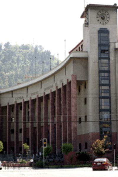 La Facultad de Derecho está ubicada en la entrada de Pío Nono, acceso principal del barrio Bellavista. 