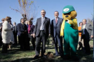 Luego de la ceremonia se realizó la plantación simbólica de tres especies nativas junto al coipo Forestín.