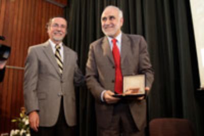 El Rector Víctor Pérez y el Prof. Ricardo Uauy. 
