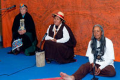  Paula Painen, mapuche; Myrta Mamani, aymara y Noemi Pakarati, de la etnia rapa nui.