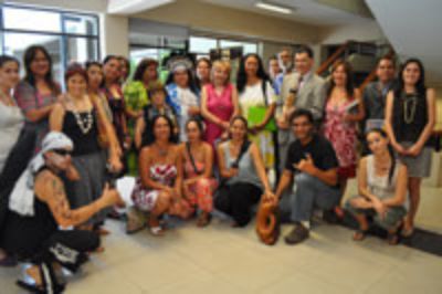  Profesores de la Escuela Básica Lorenzo Baeza de la Isla de Pascua junto a autoridades de la U. de Chile.