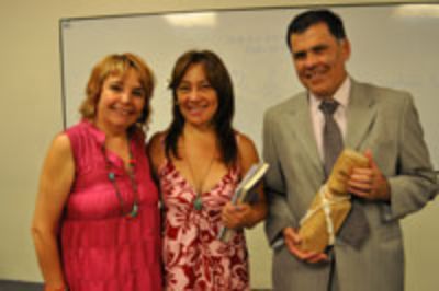 La Vicerrectora de Extensión Sonia Montecino junto a la Directora de la Esc. Lorenzo Baeza, Jacqueline Rapu Tuki y al Vicerrector de Asuntos Académicos Patricio Aceituno.