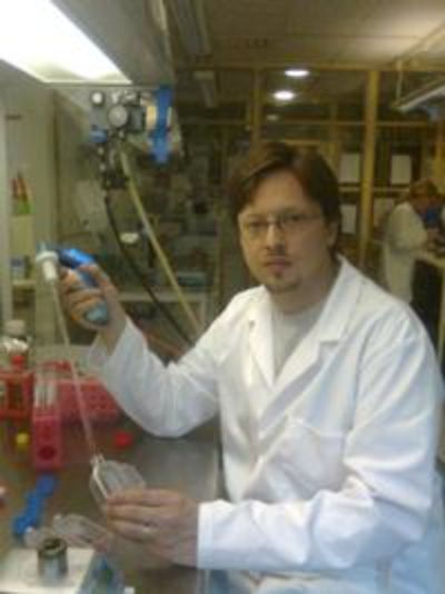 El Dr. Cristian Ibarra en su laboratorio.