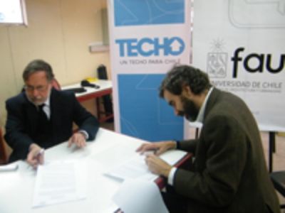 FAU firma convenio de colaboración con Techo para Chile 