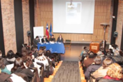 En la ocasión, el Decano de la Facultad profesor Leopoldo Prat Vargas, realizó a la comunidad universitaria y público en general una presentación acerca de la participación que la FAU tuvo en la PNDU.