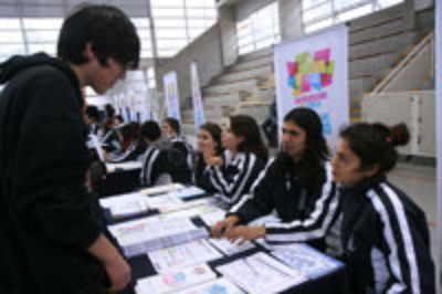 Monitores-estudiantes de todas las facultades de la U. de Chile, respondieron dudas y consultas sobre las carreras durante la feria.