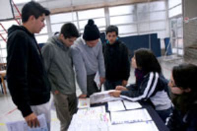 Alumnos del Liceo Andrés Bello y otros estudiantes de la comuna asistieron a la Feria Universitaria de la U. de Chile. 