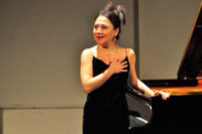 Agradecida de la gran convocatoria y recepción del público, se mostró María Paz Santibañez al concluir su concierto en el Teatro Municipal.