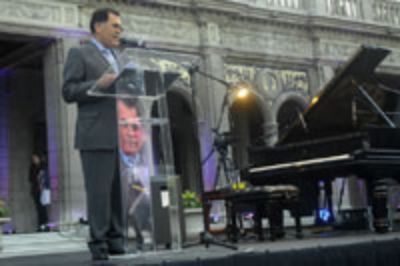 El Vicerrector de Asuntos Académicos, Patricio Aceituno, fue el encargado de hablar en nombre de la U. de Chile, en la presentación de la pianista en la Alcaldía de Providencia. 