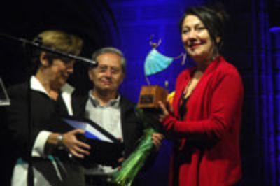 La Alcaldesa de Providencia, Josefa Errázuriz, entregó a María Paz Santibañez, una distinción por su participación en este concierto abierto a la ciudadanía.