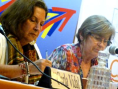 Prof. Kemy Oyarzún y Teresa Valdés quien comentó la ponencia de la académica de la U. de Chile