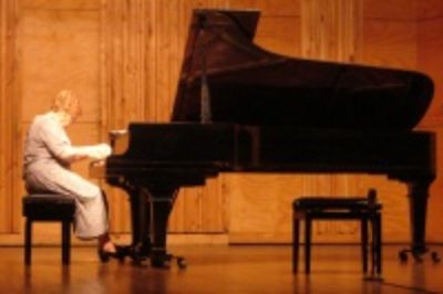 Durante la ceremonia, el profesor Merino destacó la trayectoria de la reconocida pianista  Elisa Alsina.