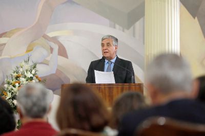 Senador Sergio Lavandero, Premio Nacional de Ciencias Naturales 2022, recibió la Medalla Rectoral.