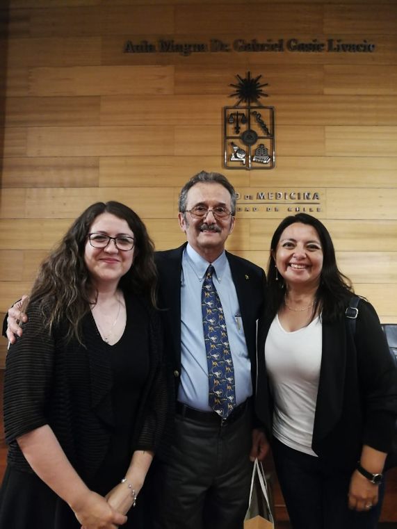 Doctor Ferreira junto a las académicas Galia Ramírez y Lorena Aguilar, alumnas del profesor en sus estudios de postgrado y colaboradoras en sus investigaciones.