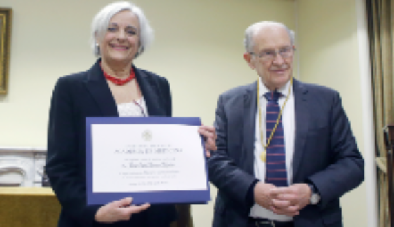 La doctora María Isabel Behrens recibió de manos del doctor Emilio Roessler el diploma que la certifica como miembro correspondiente de la Academia Chilena de Medicina
