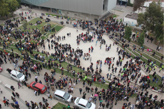 Foto tomada desde las alturas del ejercicio de simulacro de emergencia del Campus Juan Gómez Millas.
