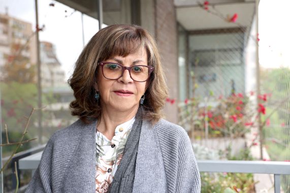La profesora Varas asumió como directora del DEMRE en 2015, luego de una amplia trayectoria en la Universidad de Chile, la que se inició en sus aulas: estudió Ingeniería Civil Matemática (1976). 