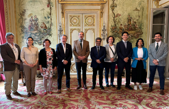 Autoridades y académicos en la Embajada de Chile en Francia 